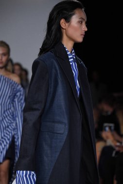 New York, Ny - 10 Eylül: Modelleri yürüyüş Naersi defilede New York Moda Haftası sırasında Amerikan Doğa Tarihi Müzesi 10 Eylül 2017 tarihinde New York'ta, pist final.