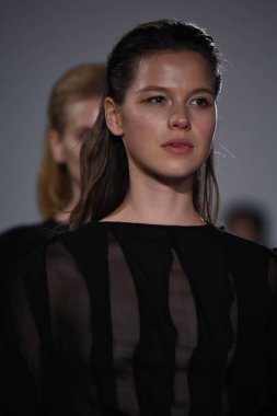 New York, Ny - 10 Eylül: Modelleri yürüyüş Naersi defilede New York Moda Haftası sırasında Amerikan Doğa Tarihi Müzesi 10 Eylül 2017 tarihinde New York'ta, pist final.