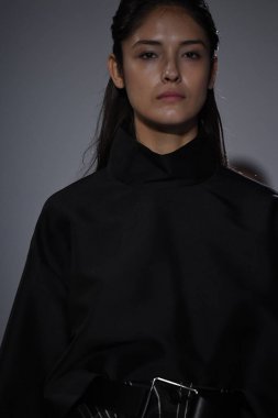 New York, Ny - 10 Eylül: Modelleri yürüyüş Naersi defilede New York Moda Haftası sırasında Amerikan Doğa Tarihi Müzesi 10 Eylül 2017 tarihinde New York'ta, pist final.