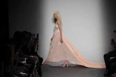 Lisa N. Hoang defile