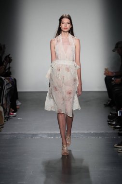 Lisa N. Hoang defile