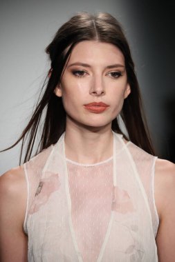 Lisa N. Hoang defile