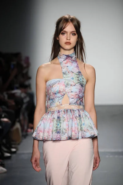 Lisa N. Hoang modeshow — Stockfoto