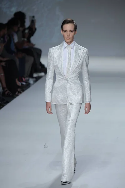 Malan Breton SS18 desfile de moda — Fotografia de Stock