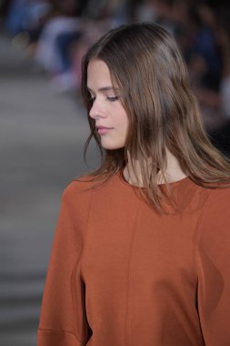 Tibi defile