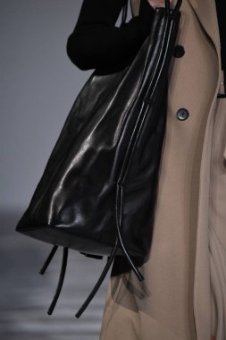 New York, Ny - 10 Eylül: Naersi moda pist 10 Eylül 2017 üzerinde Amerikan Doğa Tarihi Müzesi New York Moda Haftası sırasında New York'ta göstermek bir modeli yürür..