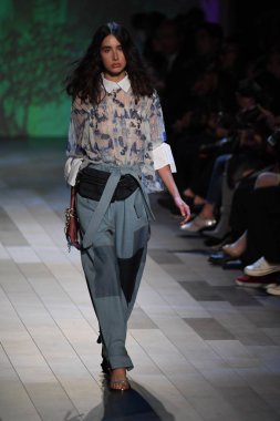 Vivienne Tam moda defilesi