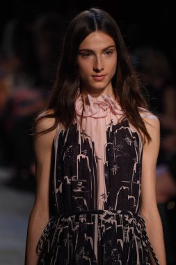  Vivienne Tam moda defilesi