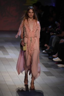  Vivienne Tam moda defilesi