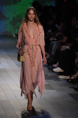  Vivienne Tam moda defilesi