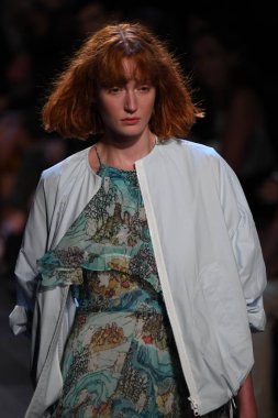  Vivienne Tam moda defilesi