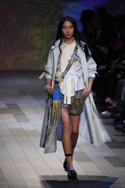  Vivienne Tam moda defilesi