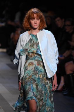  Vivienne Tam moda defilesi