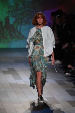  Vivienne Tam moda defilesi