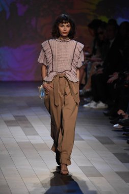  Vivienne Tam moda defilesi