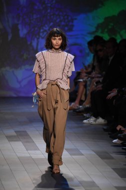  Vivienne Tam moda defilesi