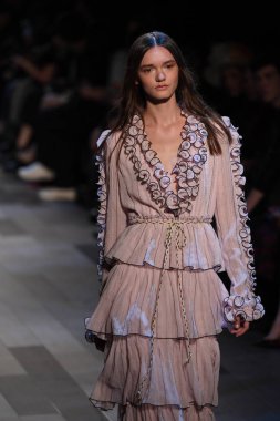  Vivienne Tam moda defilesi