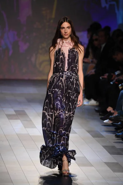  Vivienne Tam moda defilesi