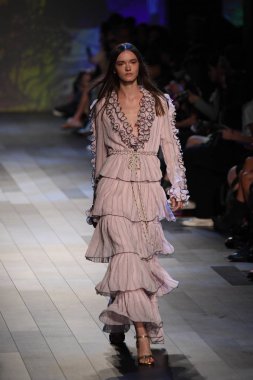  Vivienne Tam moda defilesi