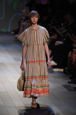  Vivienne Tam moda defilesi