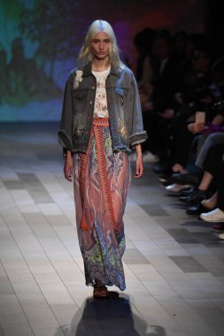  Vivienne Tam moda defilesi