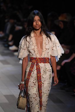  Vivienne Tam moda defilesi