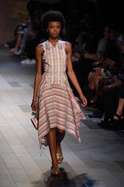  Vivienne Tam moda defilesi