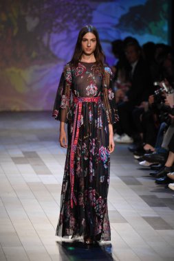  Vivienne Tam moda defilesi