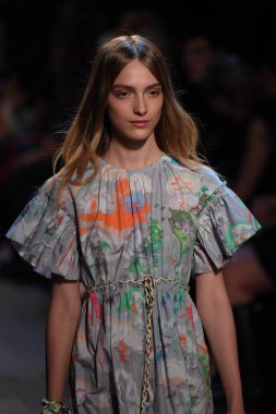  Vivienne Tam moda defilesi