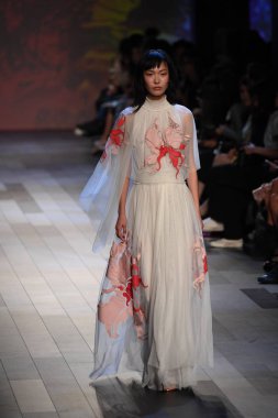  Vivienne Tam moda defilesi