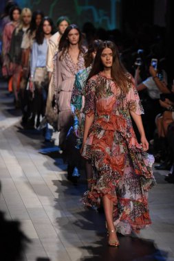 New York, Ny - 10 Eylül: Modelleri yürüyüş New York'ta 10 Eylül 2017 tarihinde New York moda haftasında Vivienne Tam bahar 2018 giyen pist final.