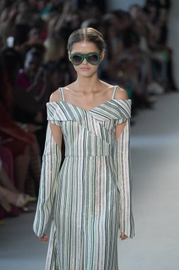  Christian Siriano defile