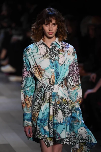  Vivienne Tam moda defilesi