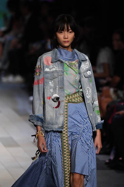  Vivienne Tam moda defilesi