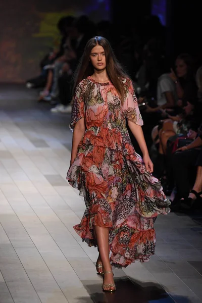  Vivienne Tam moda defilesi