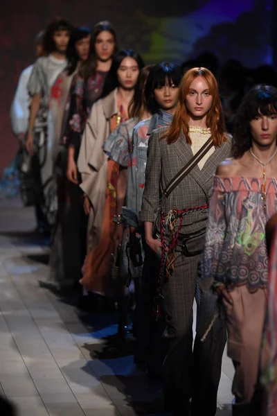 New York, Ny - 10 Eylül: Modelleri yürüyüş New York'ta 10 Eylül 2017 tarihinde New York moda haftasında Vivienne Tam bahar 2018 giyen pist final.