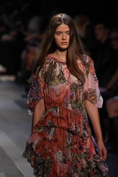  Vivienne Tam moda defilesi