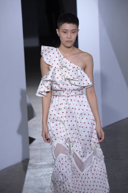  Kendi portresi defile