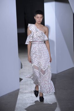  Kendi portresi defile