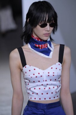  Kendi portresi defile