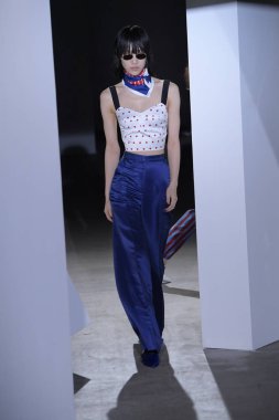  Kendi portresi defile