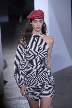  Kendi portresi defile