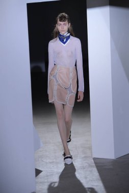  Kendi portresi defile