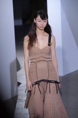  Kendi portresi defile