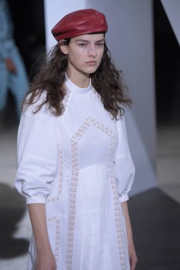  Kendi portresi defile