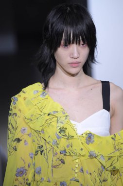  Kendi portresi defile