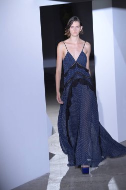  Kendi portresi defile