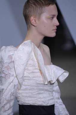  Kendi portresi defile