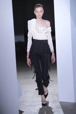  Kendi portresi defile