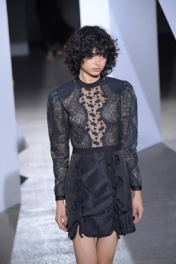  Kendi portresi defile